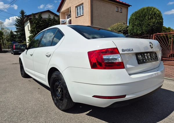 Skoda Octavia cena 37500 przebieg: 219000, rok produkcji 2020 z Tarnów małe 211